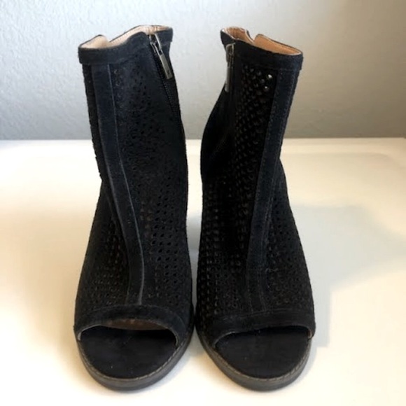 New LUCKY BRAND Lakmeh Peep Toe Ankle Booties Black Suede 4" Heel SZ 7 - Picture 3 of 8